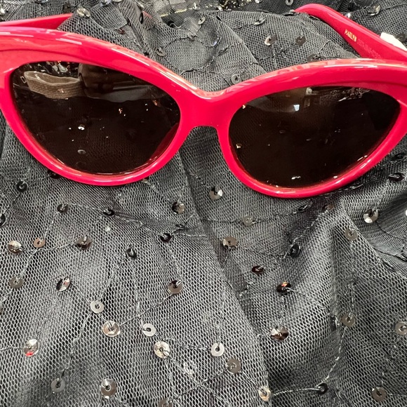 DIFF Eyewear inspired by Marilyn Monroe. Red , cat eye sunglasses w/ case - Picture 5 of 16
